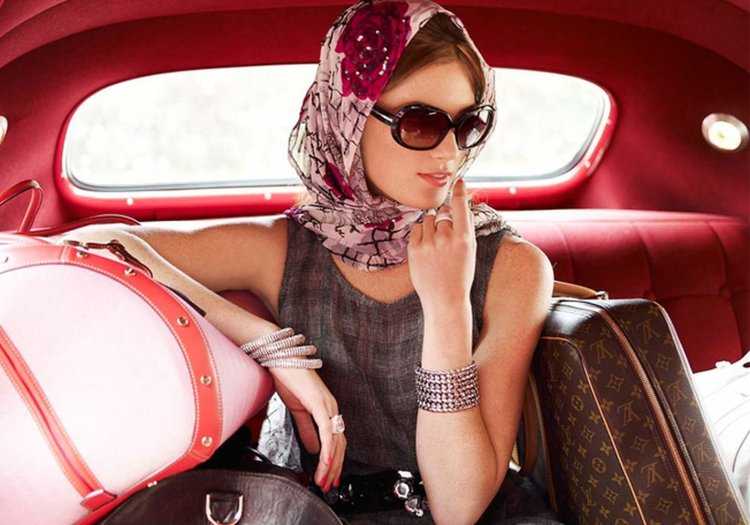 Девушка в платке и очках