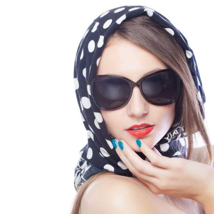 Девушка в платке с рупором