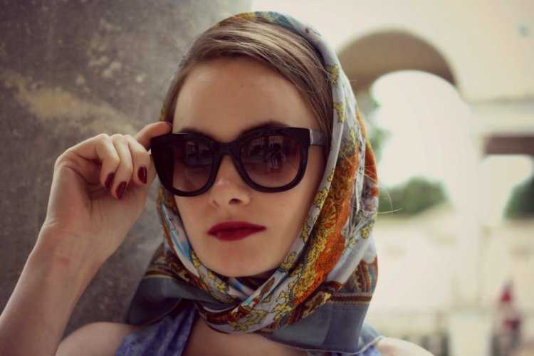 Платок на голову и очки