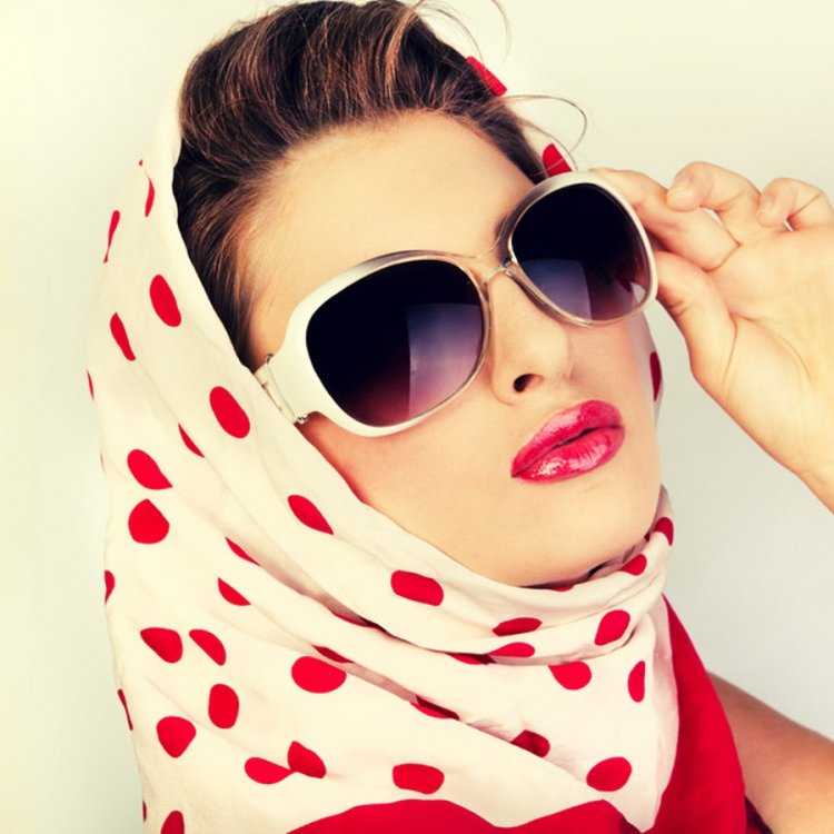 Девушка в платке красные губы