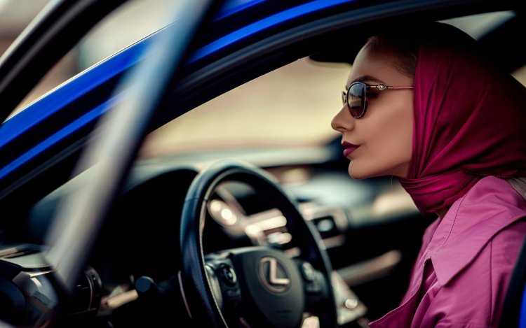 Женщина за рулем в платке