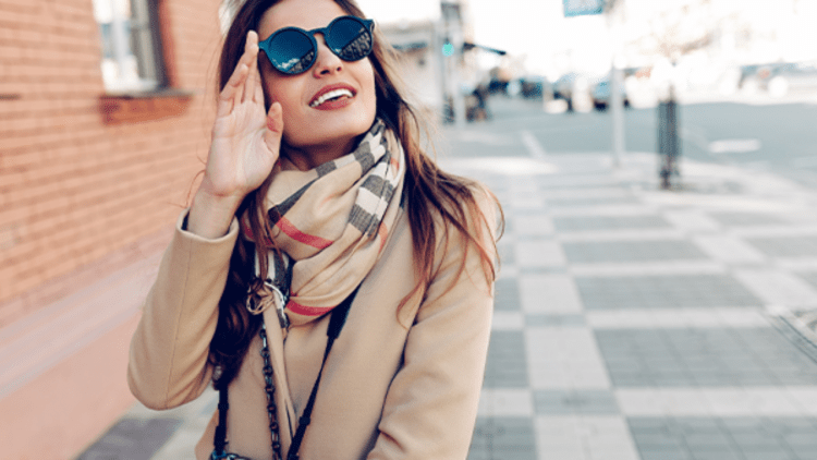 Брюнетка в очках и платке27