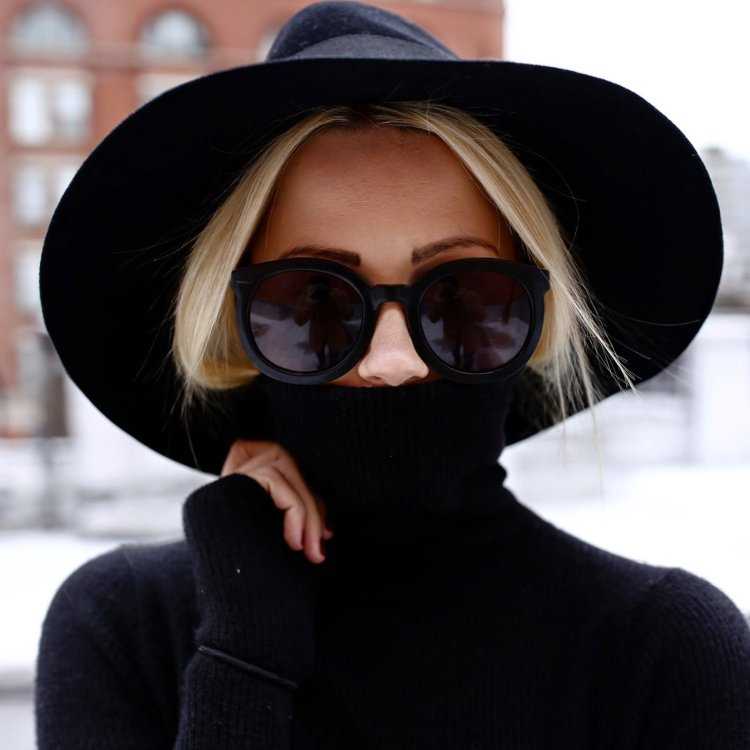 Девушка в шляпе и очках