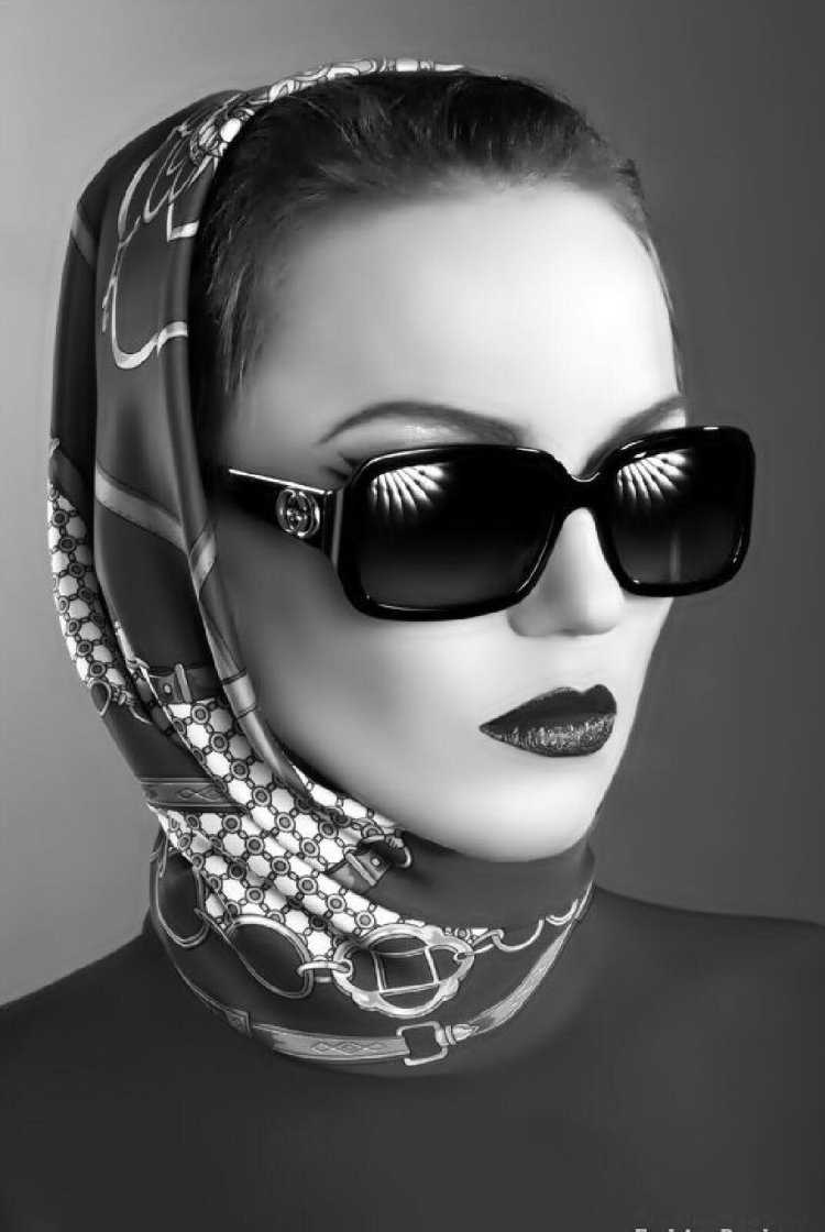 Девушка в платке и очках