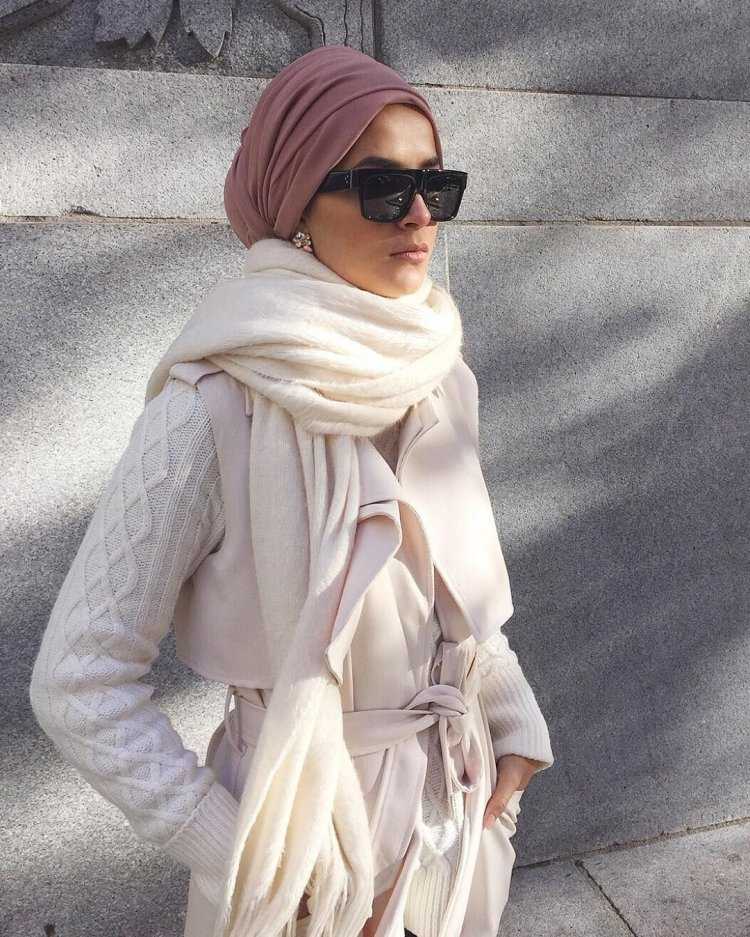 Девушка в модном платке