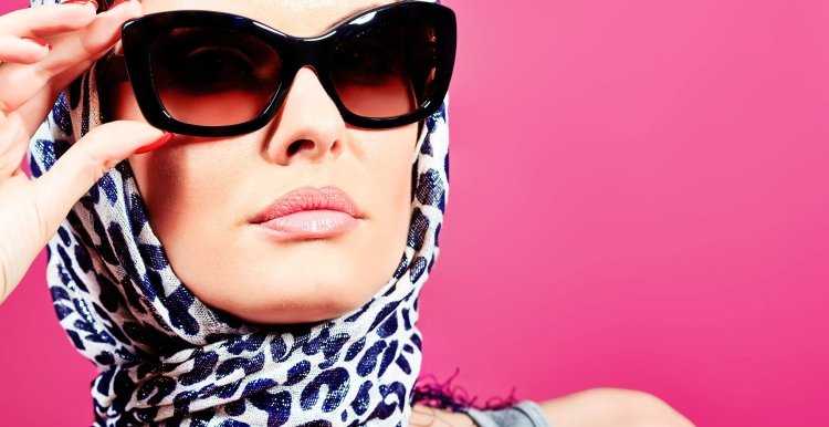 Девушка в платке и очках