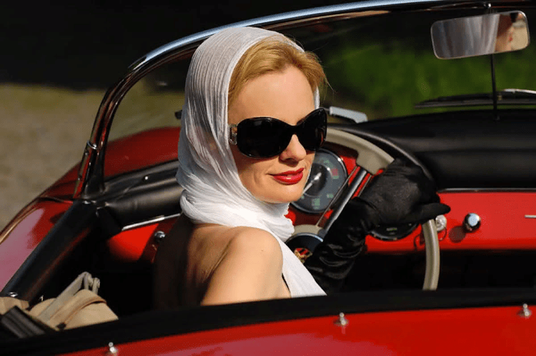 Блондинка в кабриолете
