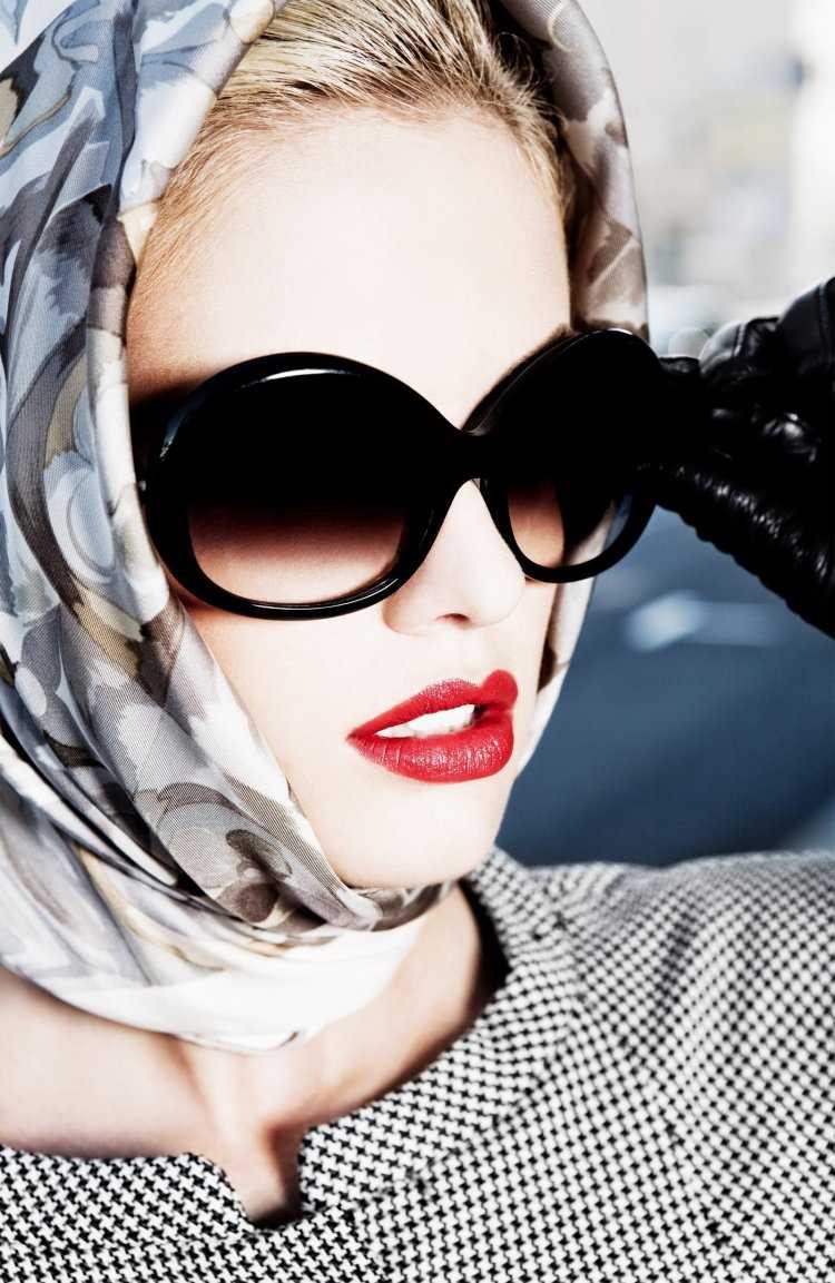 Девушка в платке и очках