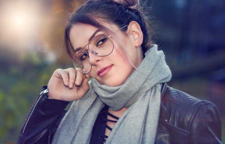 Девушка в очках