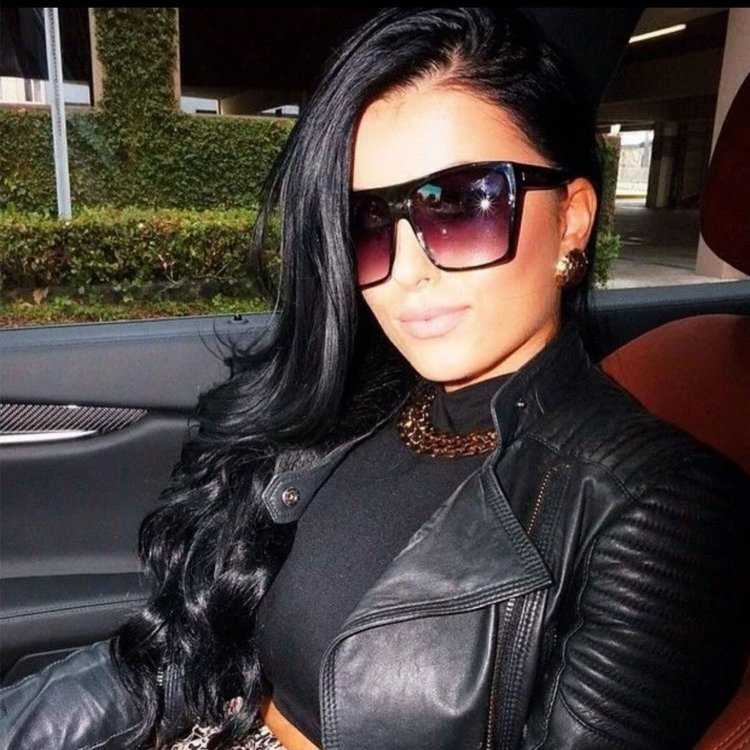 Брюнетка в очках с длинными волосами