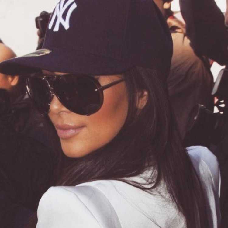 Девушка в бейсболке и очках