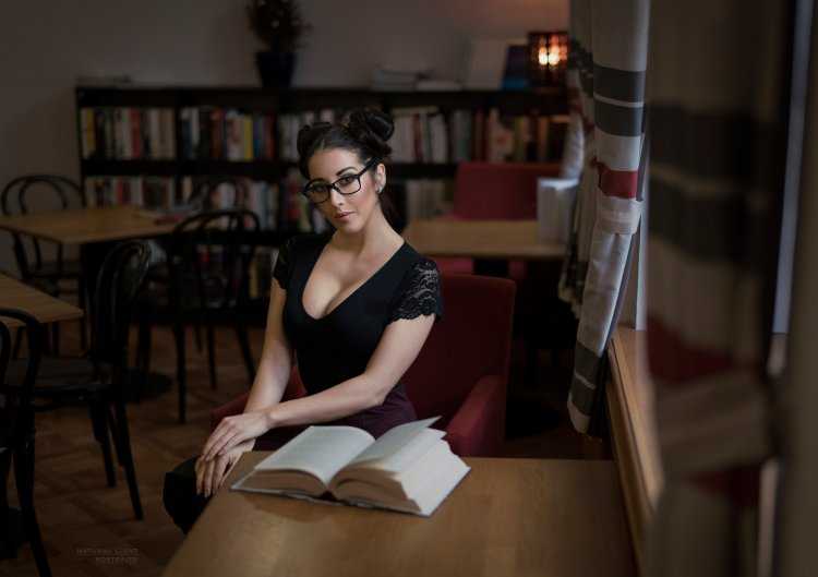 Девушка библиотекарь