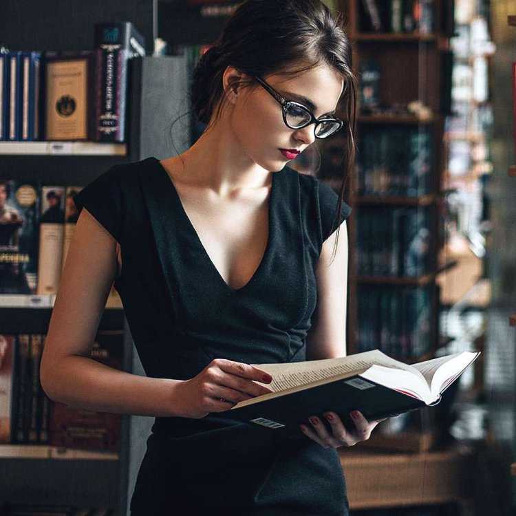 Октябрина Максимова в библиотеке