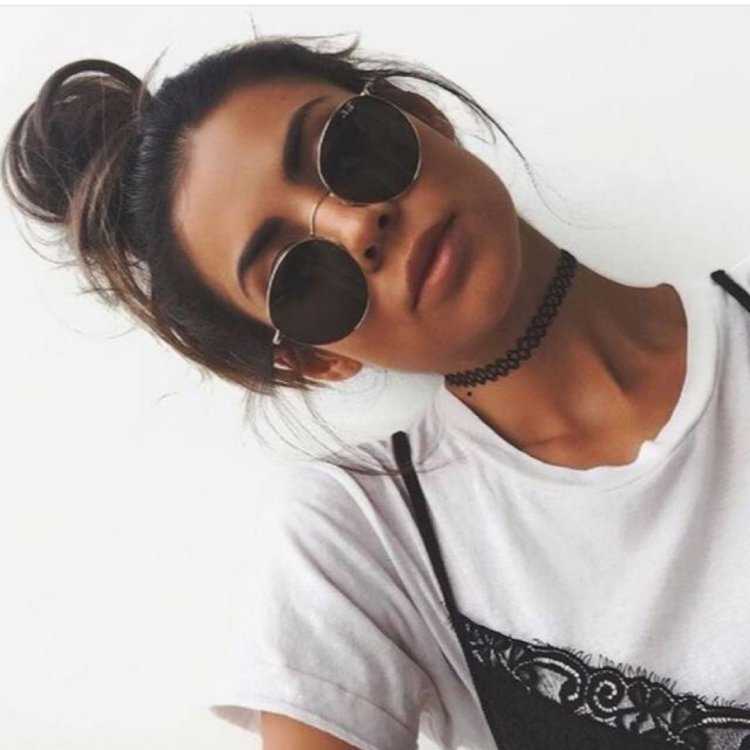 Девушка в круглых солнечных очках