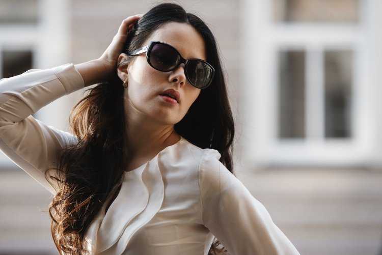 Французская девушка в очках