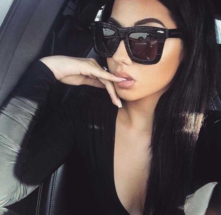 Стильная брюнетка в очках