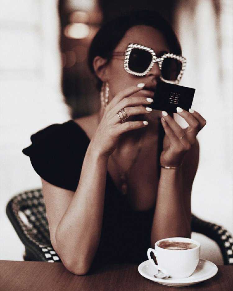 Девушка в очках с кофе