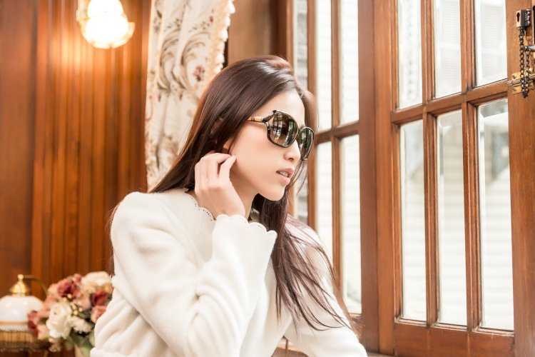 Девушка брюнетка в очках