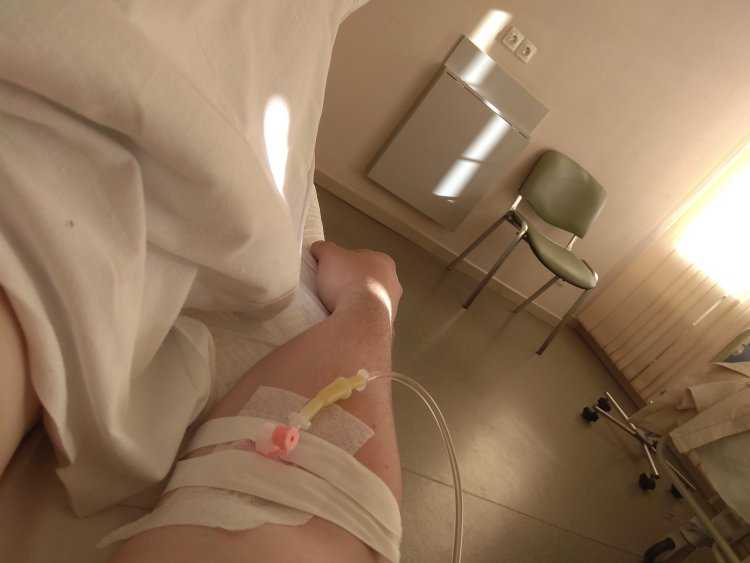 В больнице под капельницей