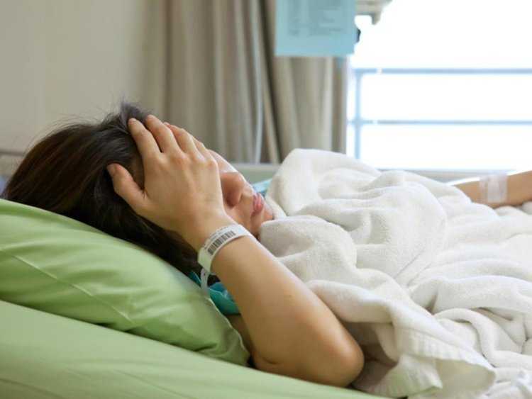 Красивая девушка в больнице