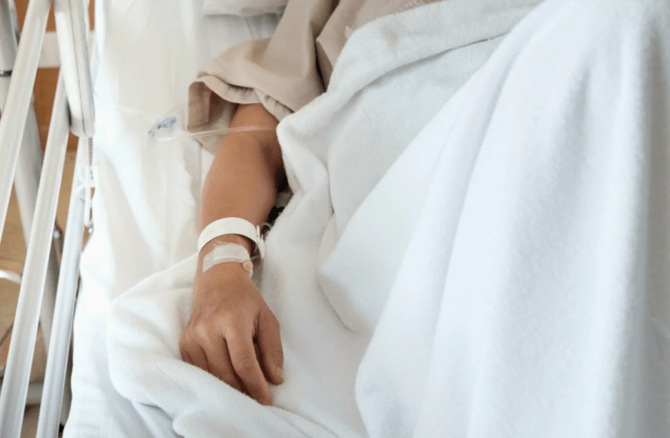 Женщина на больничной койке