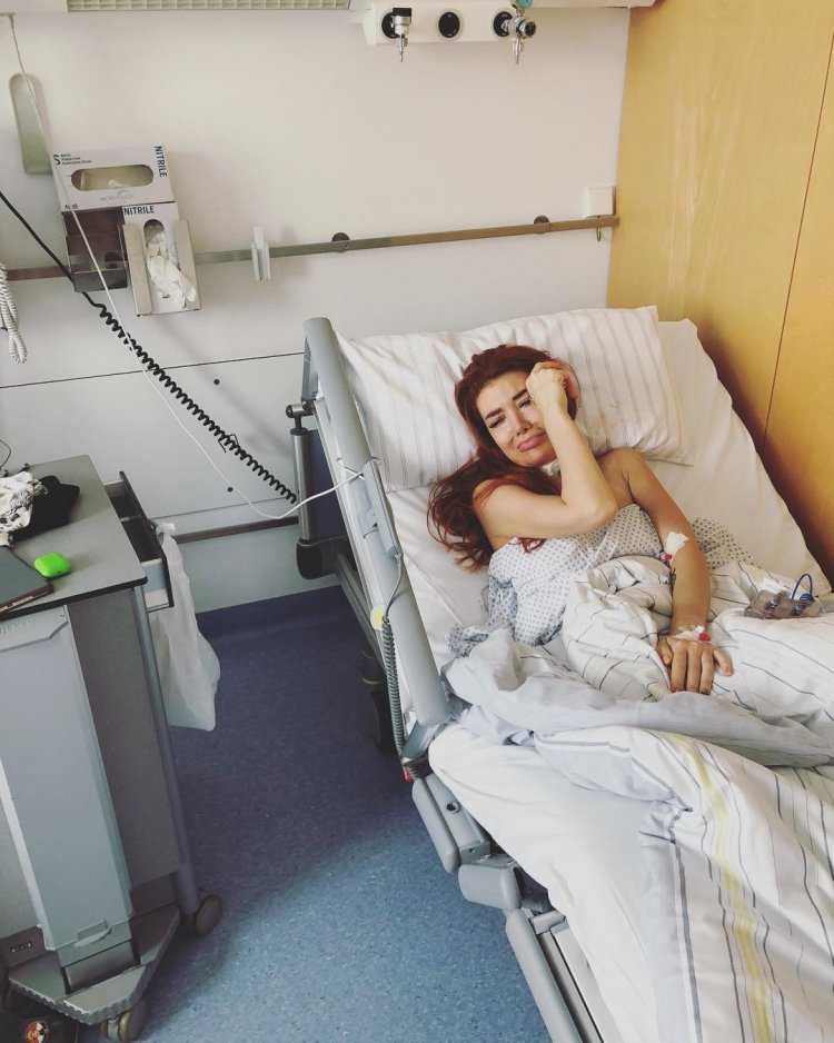 Девушка на больничной койке