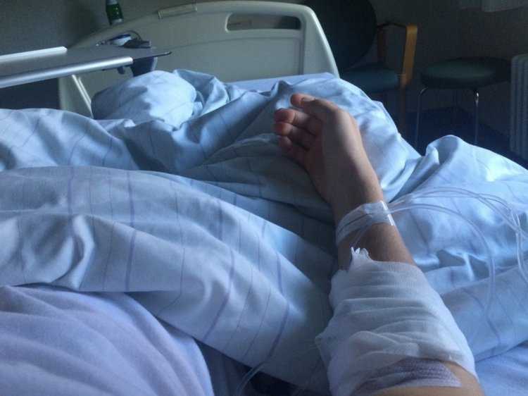 Девушка в больничной палате