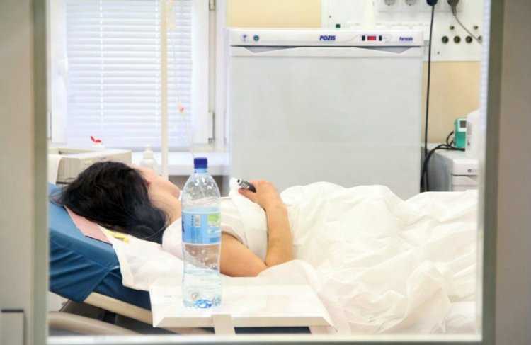 Девушка в больнице лезит