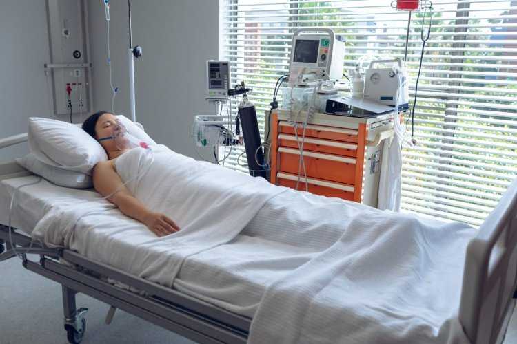 Девушка в палате больницы