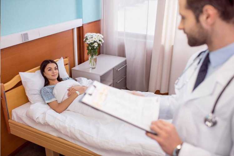 Женщина лежит в больнице