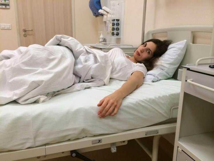 Девушка на больничной койке