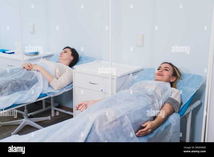 Женщина лежит на кровати в палате