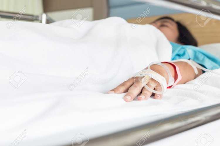 Красивая девушка в больнице