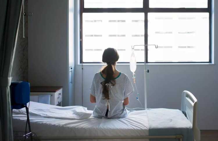 Брюнетка в палате9