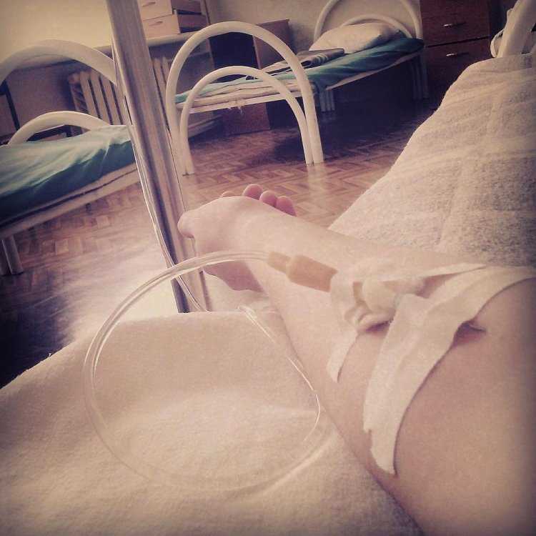 Девушка в больнице под капельницей