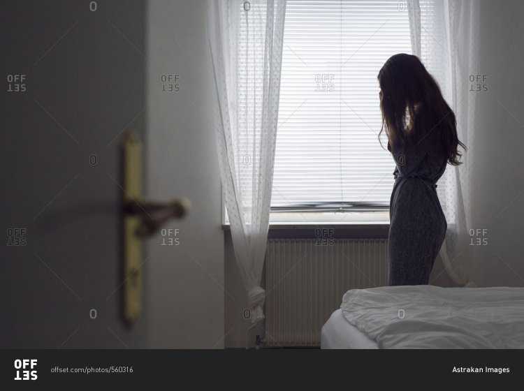 Девушка в больнице у окна