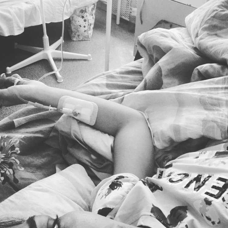 Девушка в больнице без лица