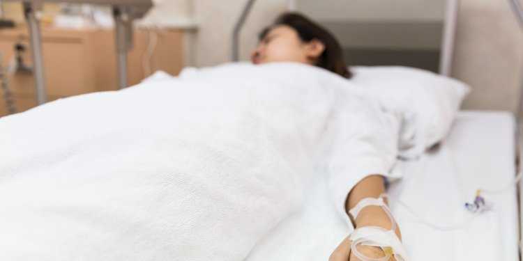 Девушка в больнице в постели