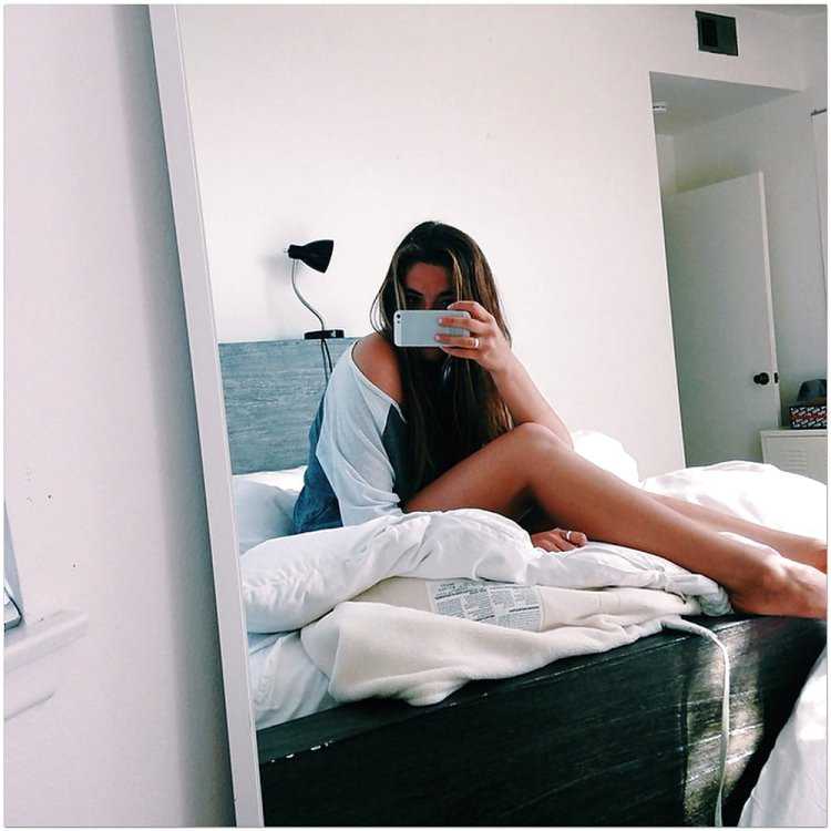 Брюнетка с длинными волосами в больнице