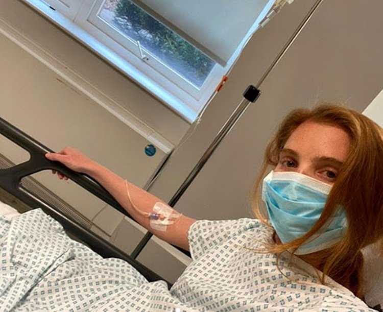 Девочка в больнице селфи