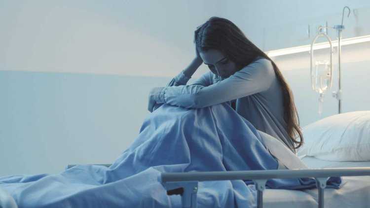 Девушка спит на больничной койке