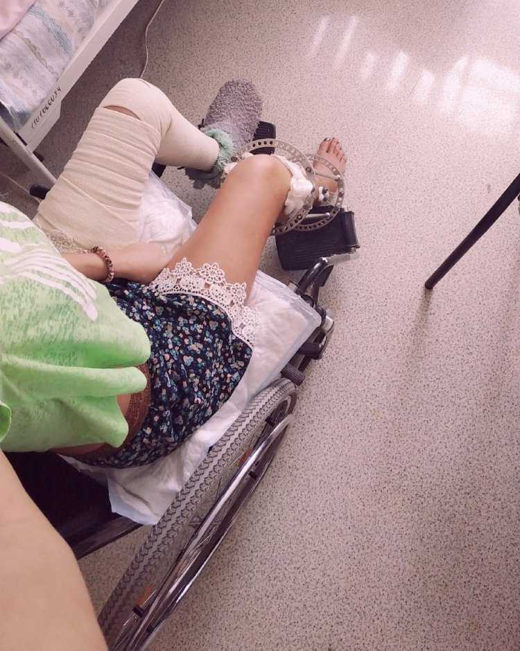 Девочка с переломом ноги в больнице