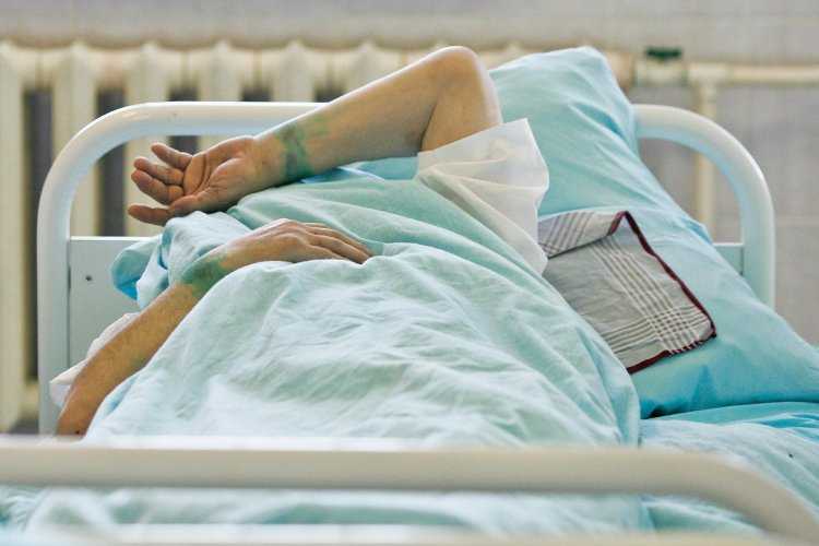 Женщина в больничной палате