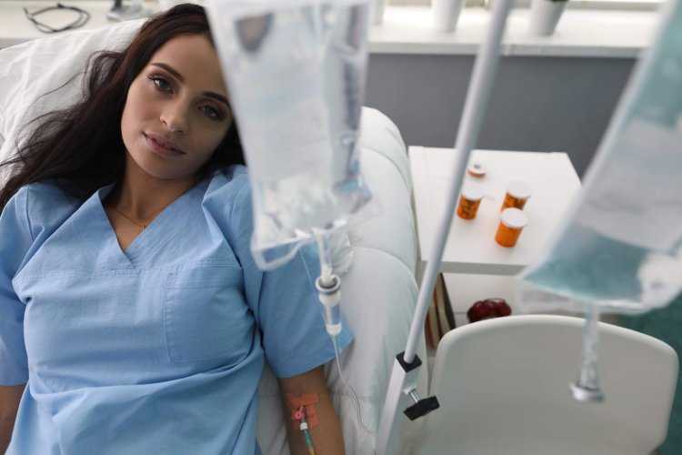 Женщина в больничной палате