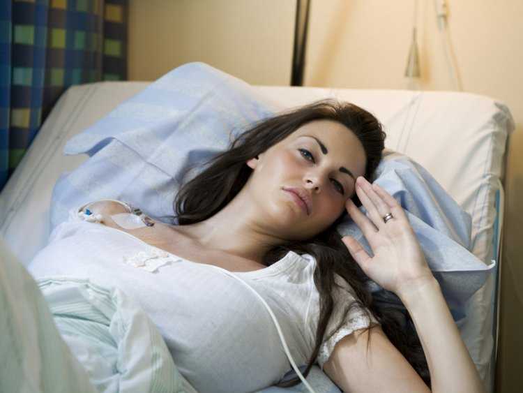 Больная девушка в больнице