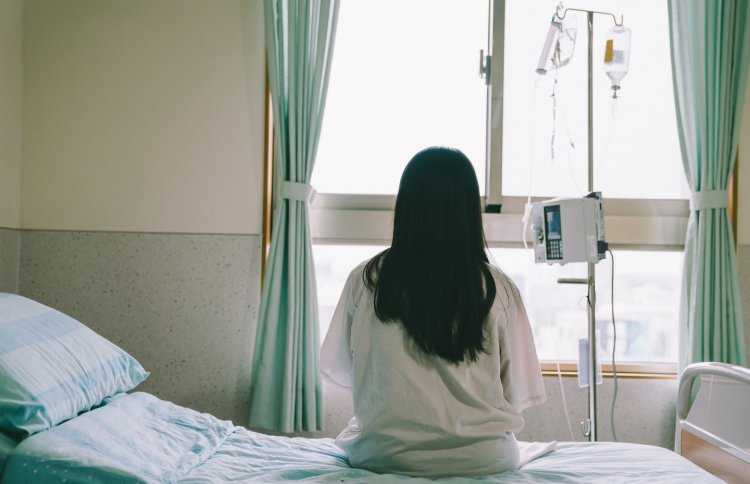 Девушка в больничной палате