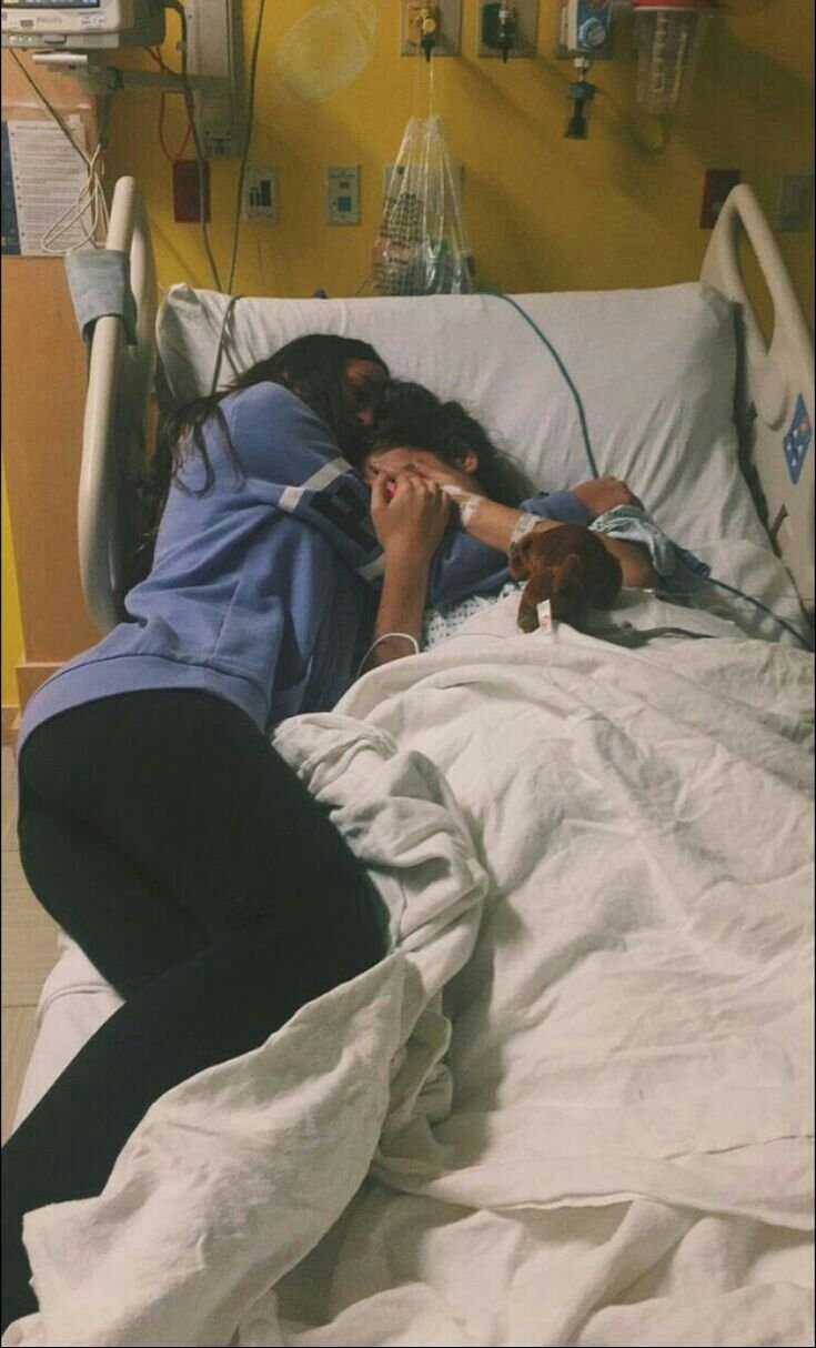 Девушка лежит в больнице без лица