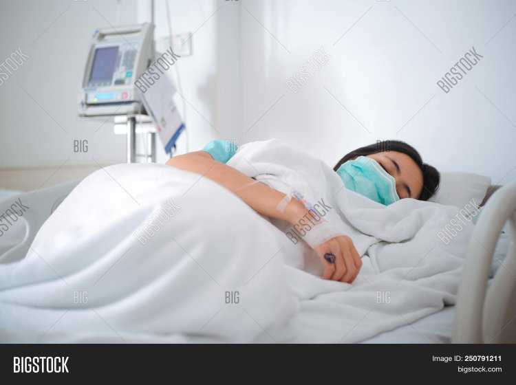 Девушка на больничной кровати