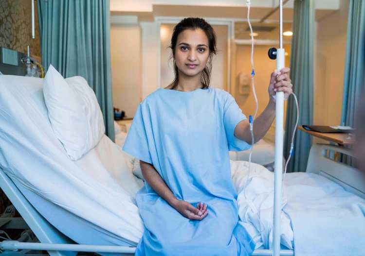 Человек в больничной одежде