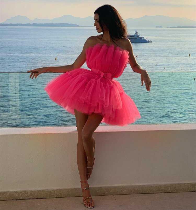 Кендалл Дженнер в розовом платье